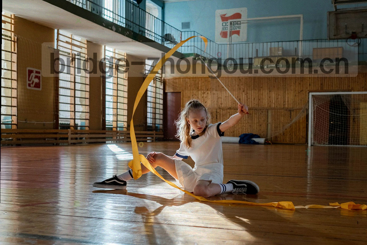 斜角俯拍的桌面战术板、便签与笔，没有人物